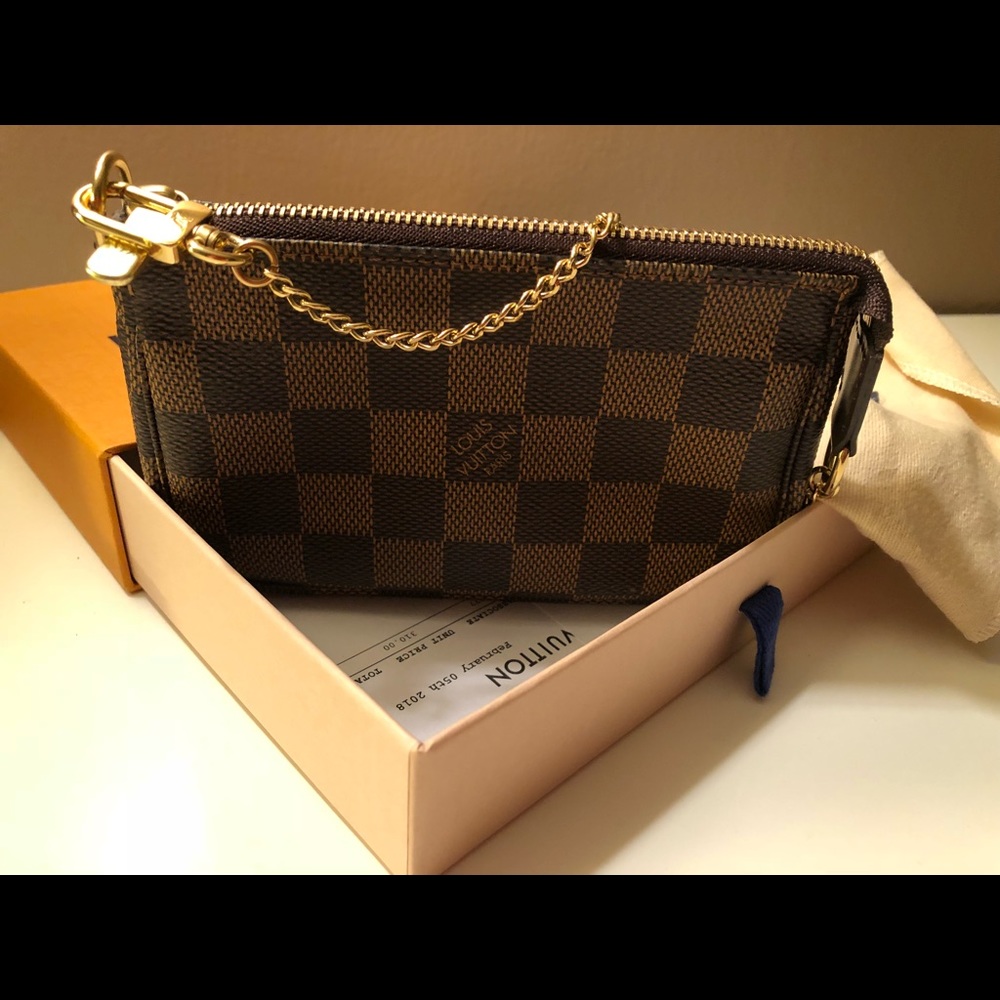 LV mini pochette